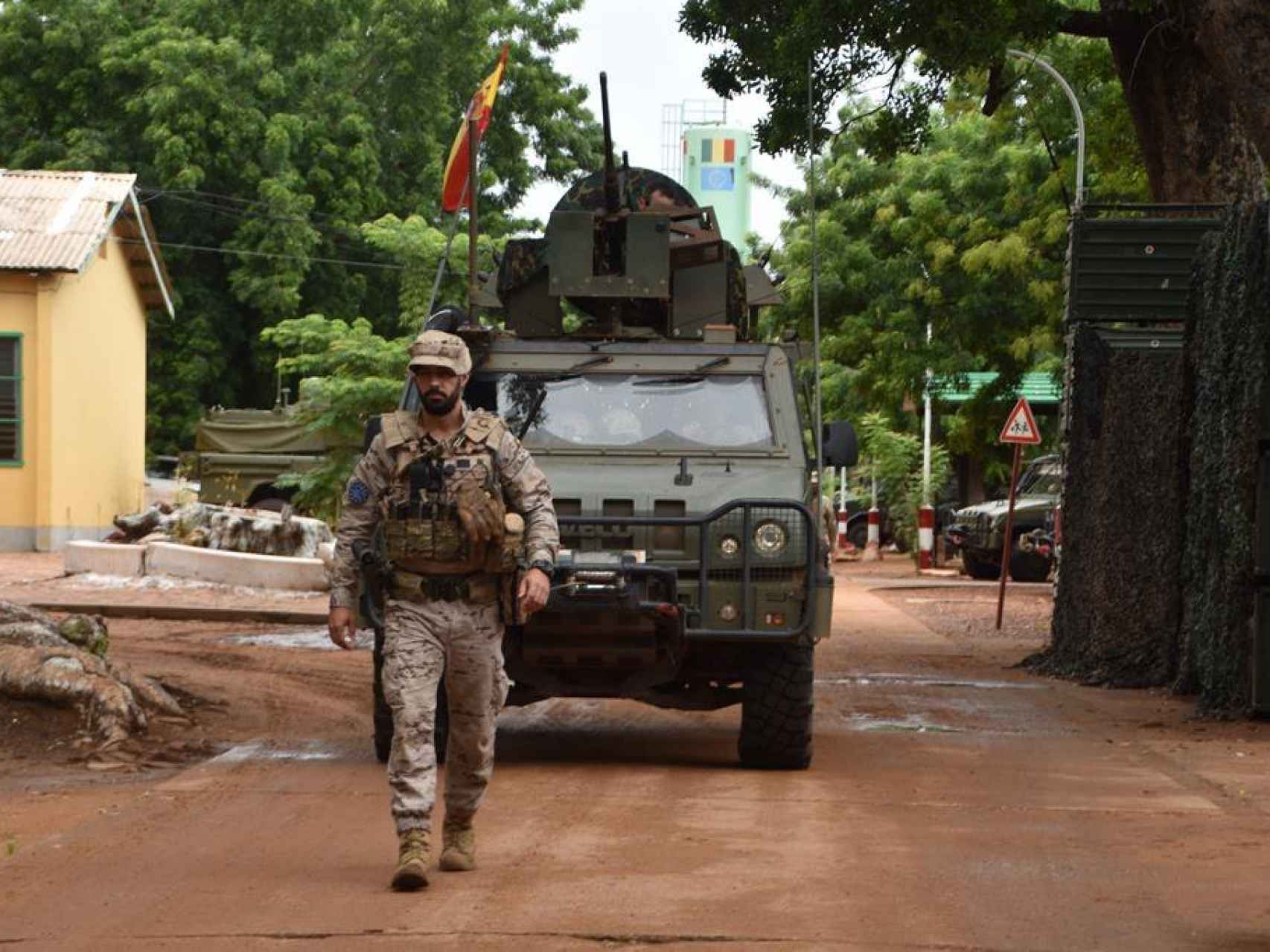 Un efectivo y un vehículo españoles patrullan en Mali.