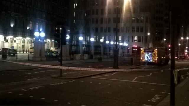 Los bomberos en la zona de la fuga cerca de Charing Cross, que está cerrada al tráfico.