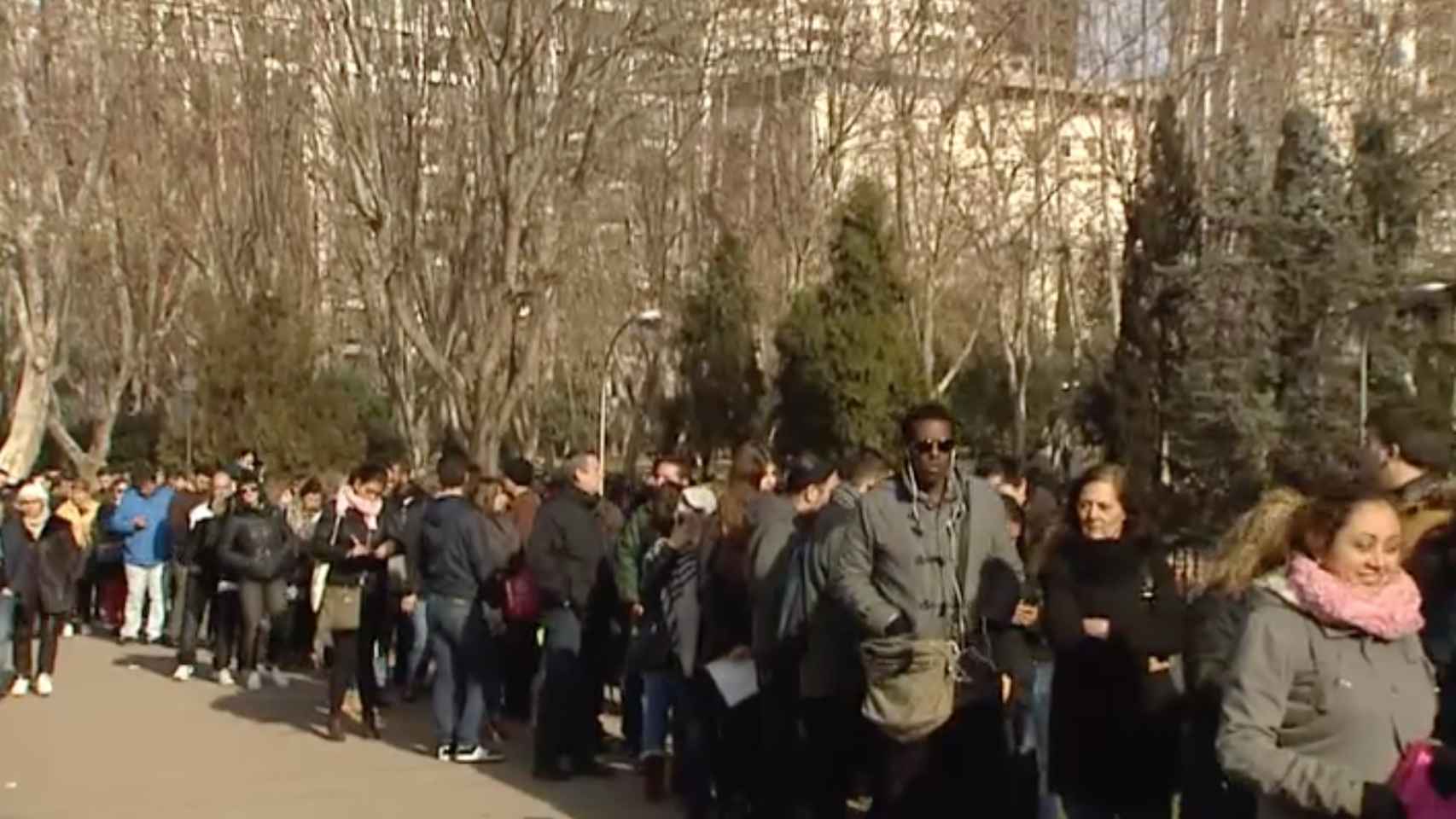Miles de personas hacen fila en Madrid ante oferta laboral de un hotel. Atlas