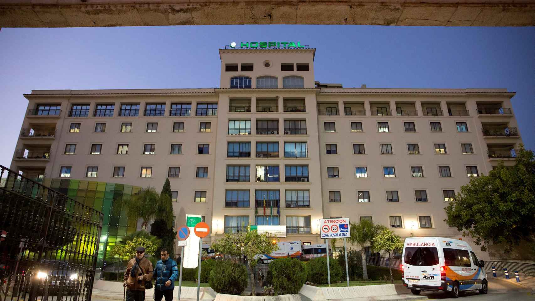 Hospital Regional de Málaga, donde se encuentra ingresada en estado muy grave la mujer agredida.