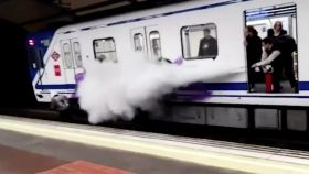 Un maquinista del metro de Madrid ahuyenta a unos grafiteros con un extintor
