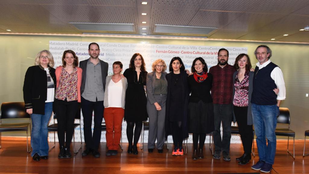 Manuela Carmena con los nuevos directores, en la presentación del Ayuntamiento.