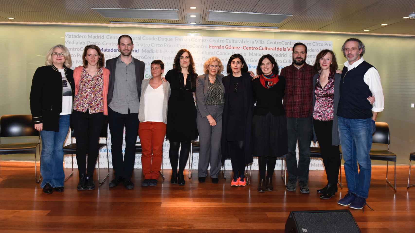 Manuela Carmena con los nuevos directores, en la presentación del Ayuntamiento.