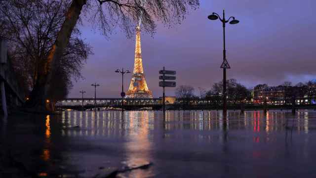 Las aguas lamen los pies a la Torre Eiffel. El río Sena se ha desbordado a su paso por París después de varios días de intensas lluvias. Gonzalo Fuentes/Reuters.