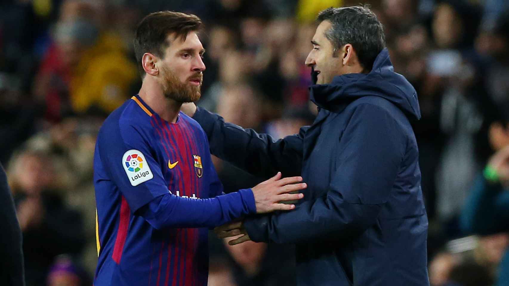 Leo Messi y Ernesto Valverde se saludan.