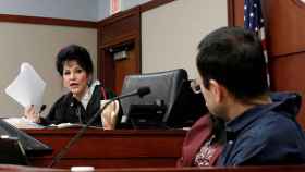 La jueza Aquilina se dirige a Larry Nassar durante una de las sesiones del juicio.