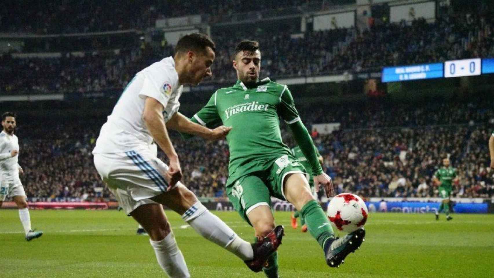 Lucas Vázquez, frenando al rival. Foto: Virginia López / El Bernabéu