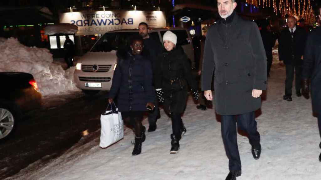 El Rey, caminando por las calles de Davos.