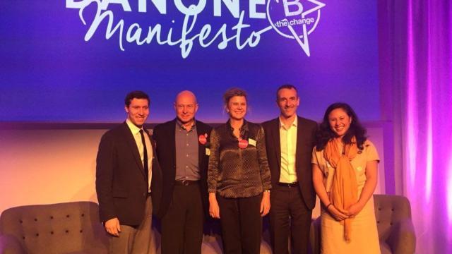 Emmanuel Faber, CEO de Danone (segundo por la derecha), en el acto de colaboración con B Corp.