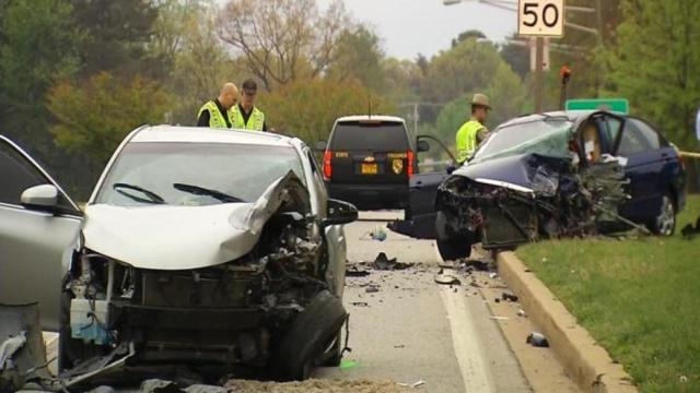 Los dos coches quedaron destrozados tras la colisión