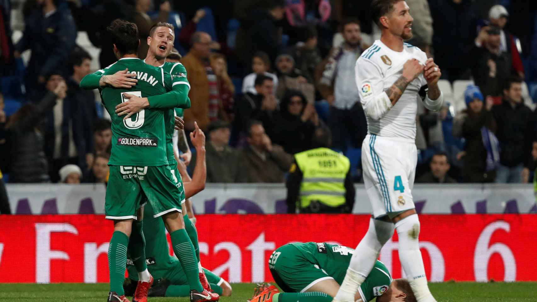 El Leganés celebra su segundo gol en el Bernabéu ante Sergio Ramos, en primer plano.