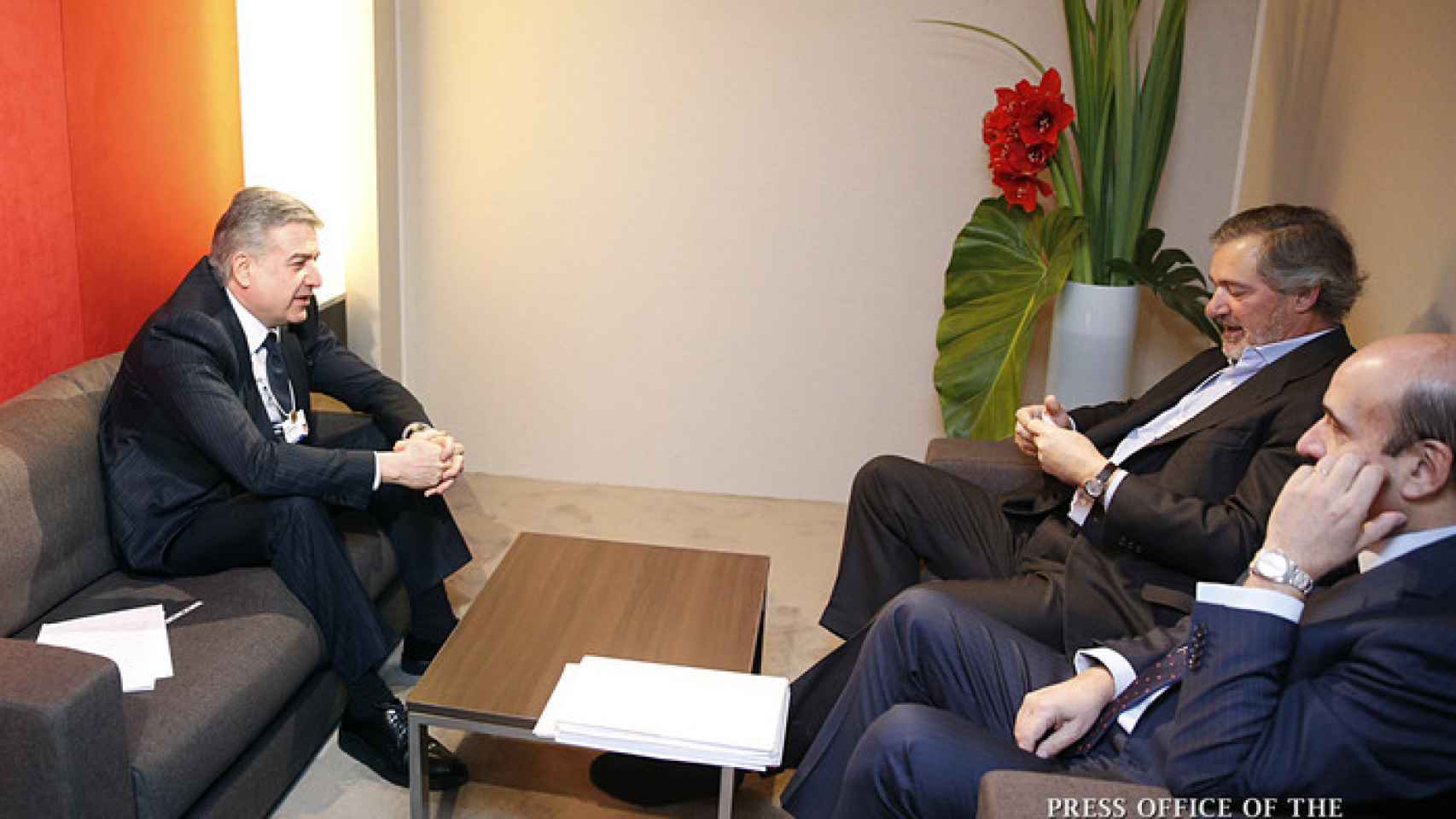 El primer ministro armenio, Karen Karapetyan, reunido con Entrecanales y Mateo.