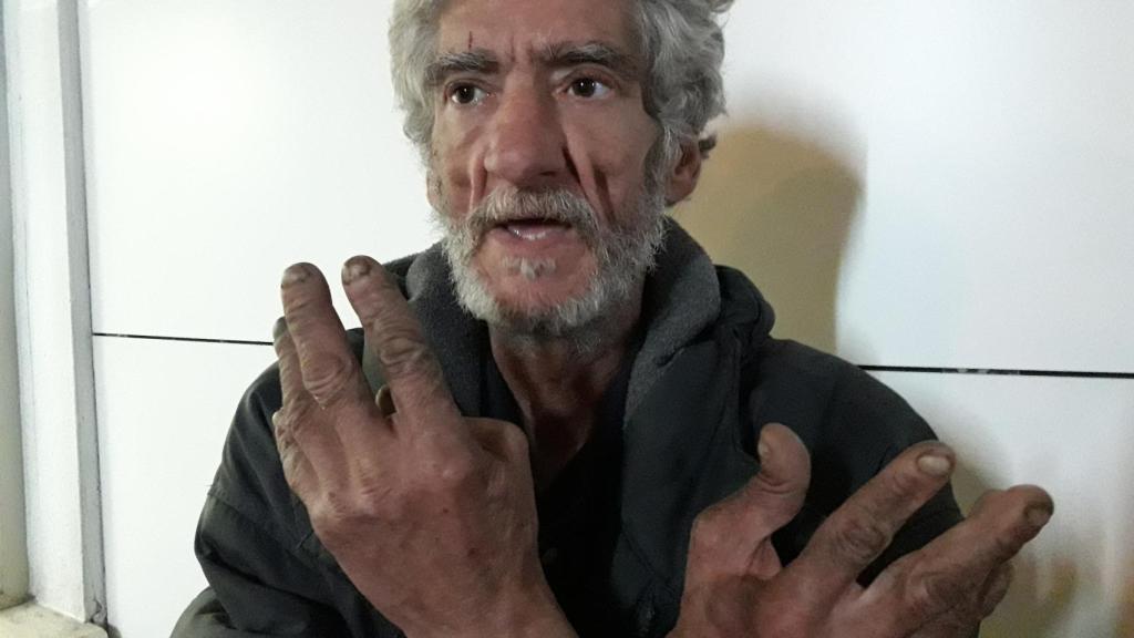 Rafael Ruiz Ruiz, en la puerta de Urgencias, adonde fue a pasar la madrugada porque el albergue donde tenía plaza había cerrado