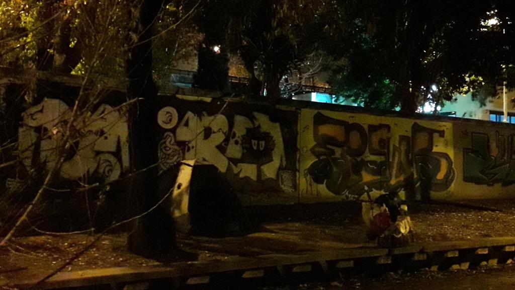 La tienda de campaña donde duerme un hombre junto al albergue municipal del paseo Juan Carlos I