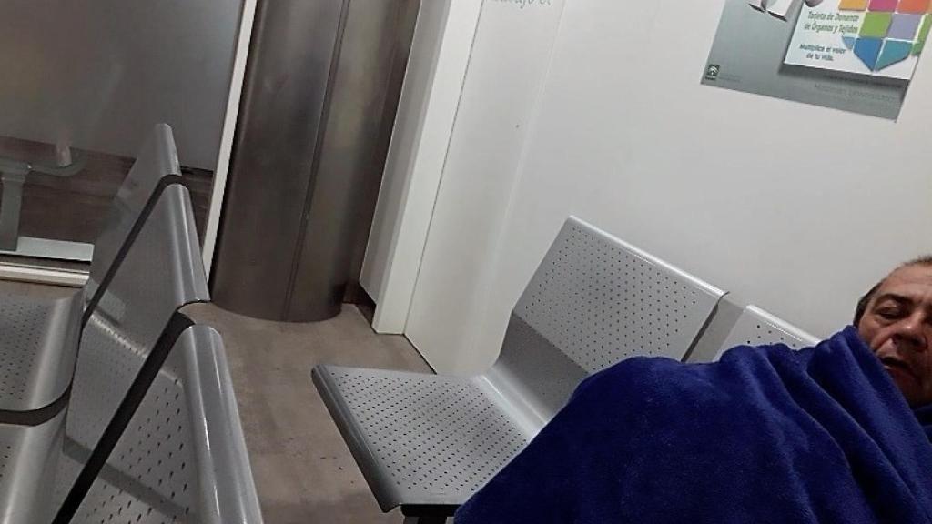 Un hombre duerme en la madrugada del miércoles al jueves en la sala de espera de Urgencias