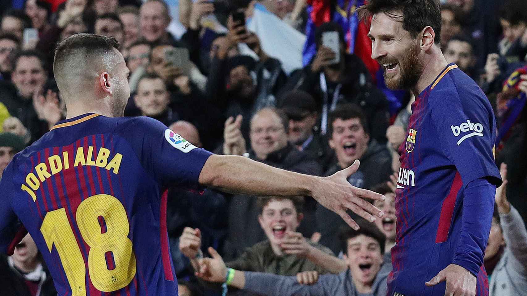 Jordi Alba y Messi celebran el gol del argentino al Espanyol.