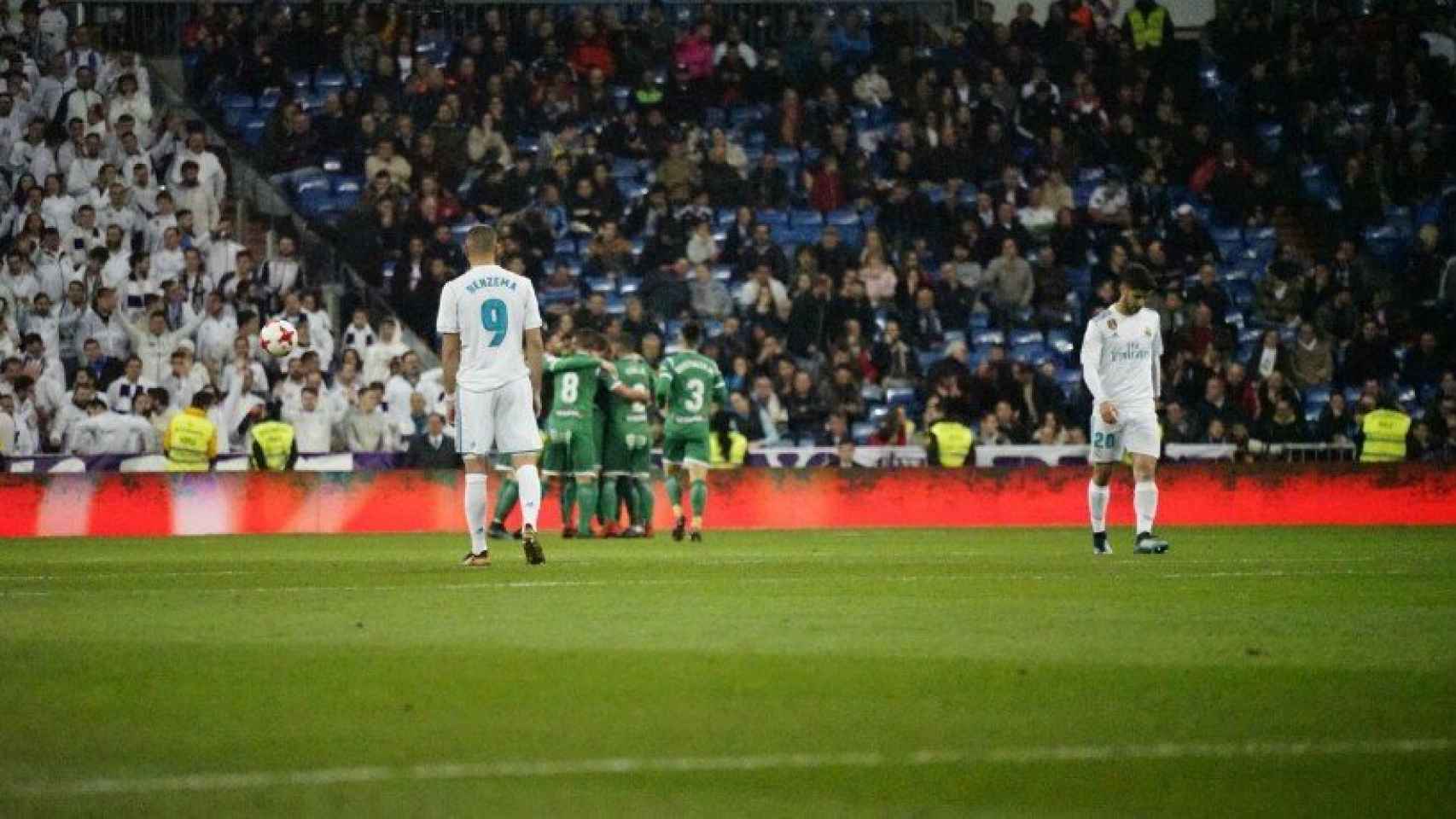El Madrid, cabizbajo tras el gol del Leganés. Foto: Virginia López / El Bernabéu