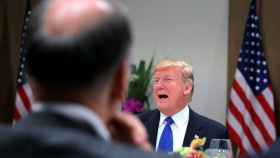 Donald Trump durante una cena en el foto de Davos.