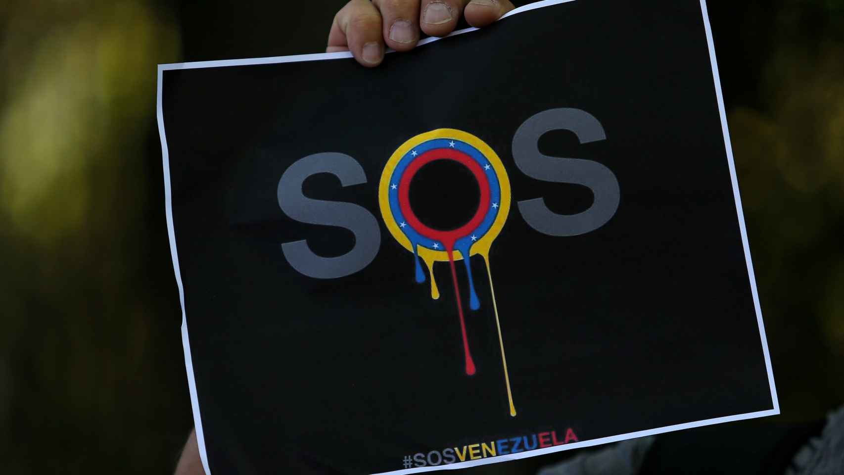 Mensaje de SOS escrito con los colores de la bandera venezolana.