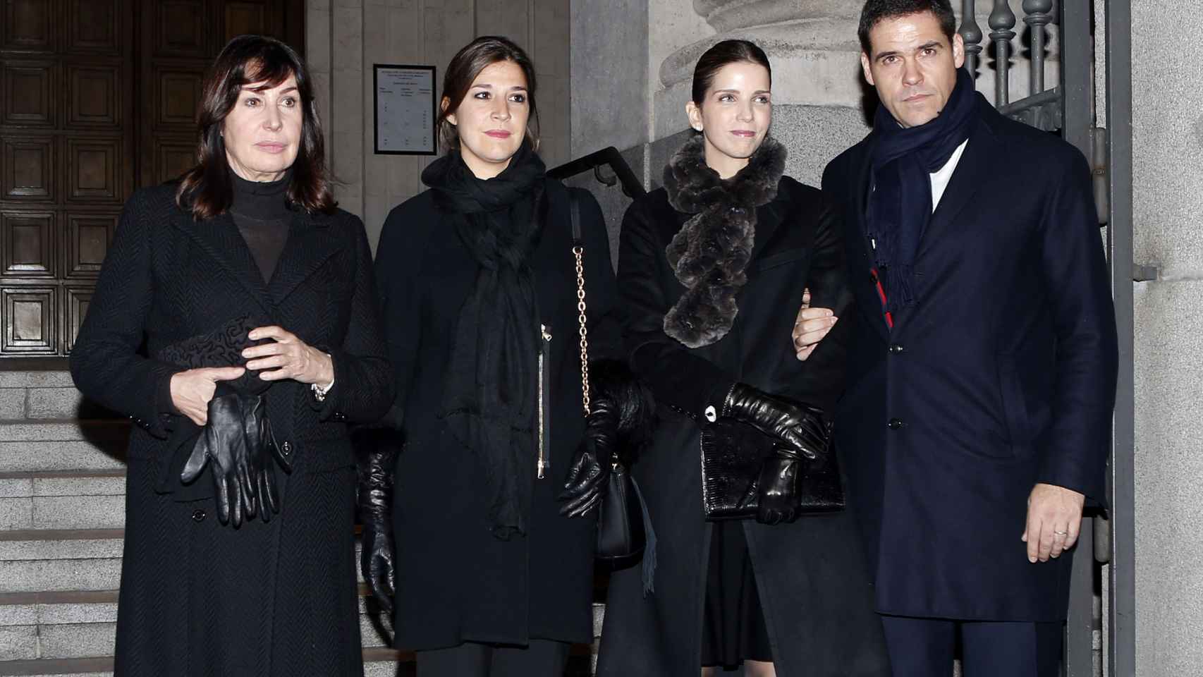 Carmen Martínez Bordiú , Cynthia Rossi, Margarita Vargas y Luis Alfonso de Borbón durante el funeral de Carmen Franco en Madrid.