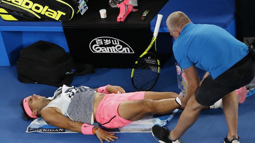 Nadal, siendo atendido por el fisioterapeuta en el partido contra Cilic.