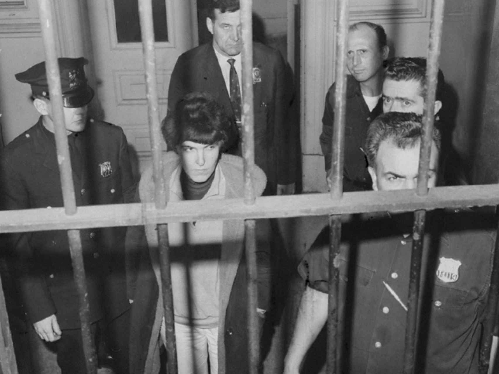 La escritora Valerie Solanas arrestada tras el intento de asesinato de Warhol.