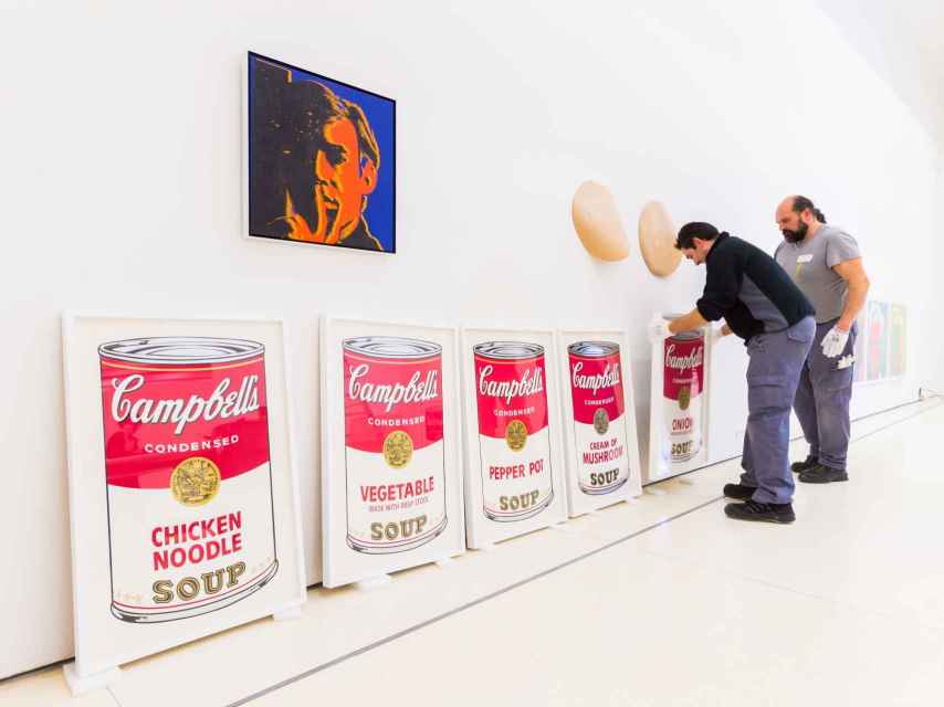 Montaje exposición Andy Warhol en CaixaForum Madrid.