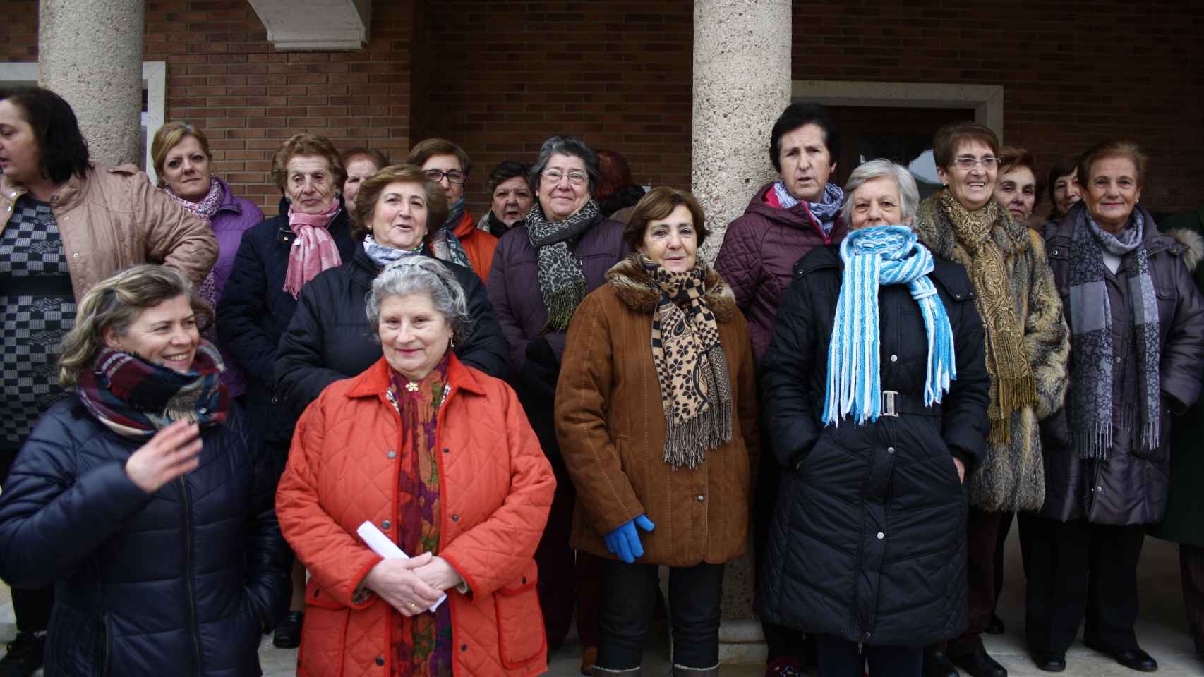 Vecinas de Lantadilla, congregados frente al Ayuntamiento el 23 de enero.