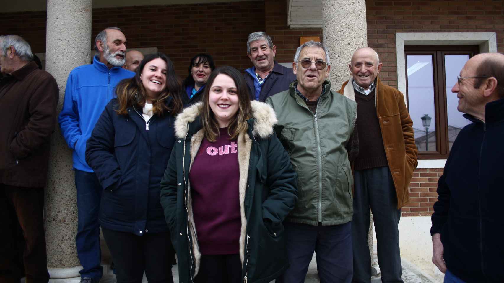 Vecinos de Lantadilla, congregados frente al Ayuntamiento el 23 de enero.