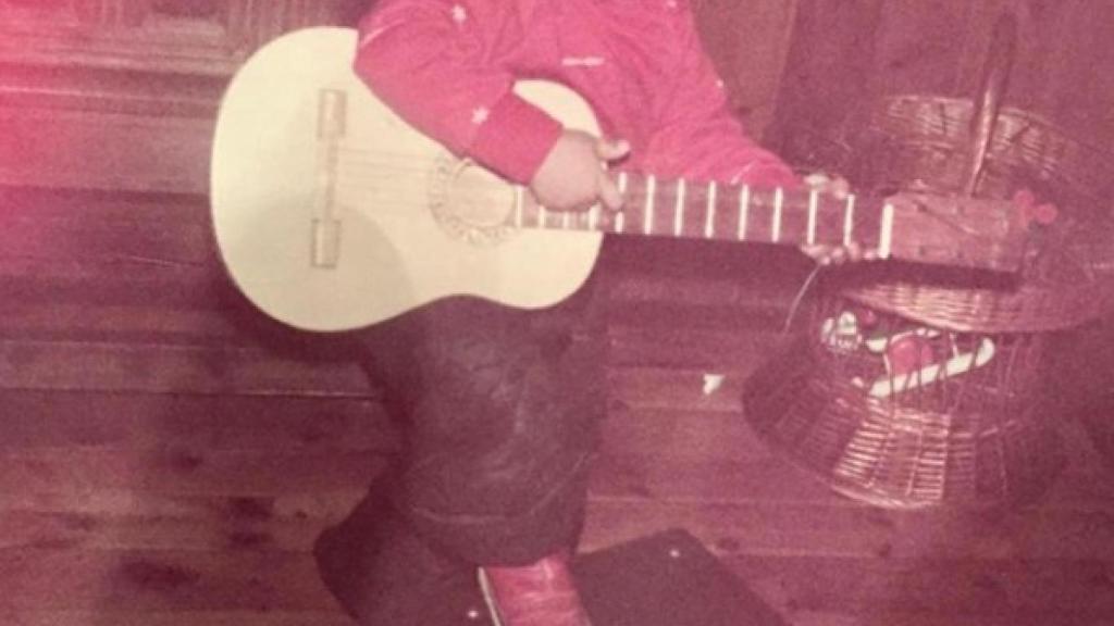 Guix, de niño y con una guitarra.