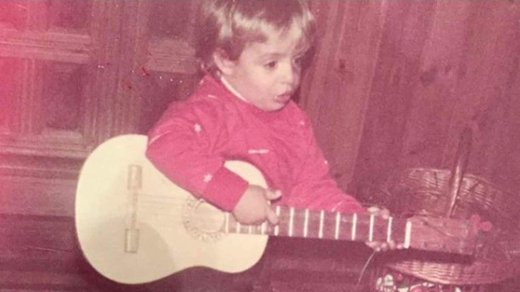 Guix, de niño y con una guitarra.