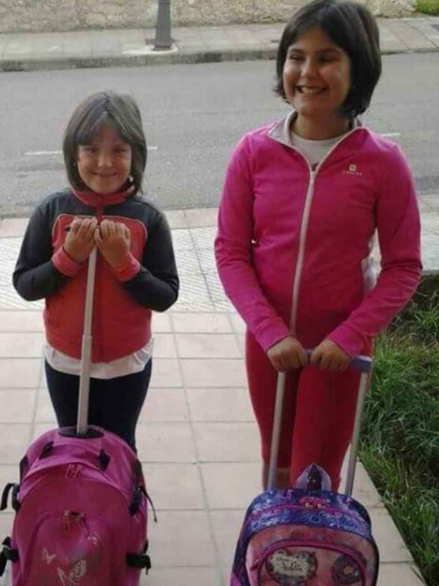 Las niñas en su primer día de colegio. Según su madre, estaban felices después del verano de empezar nuevo curso.