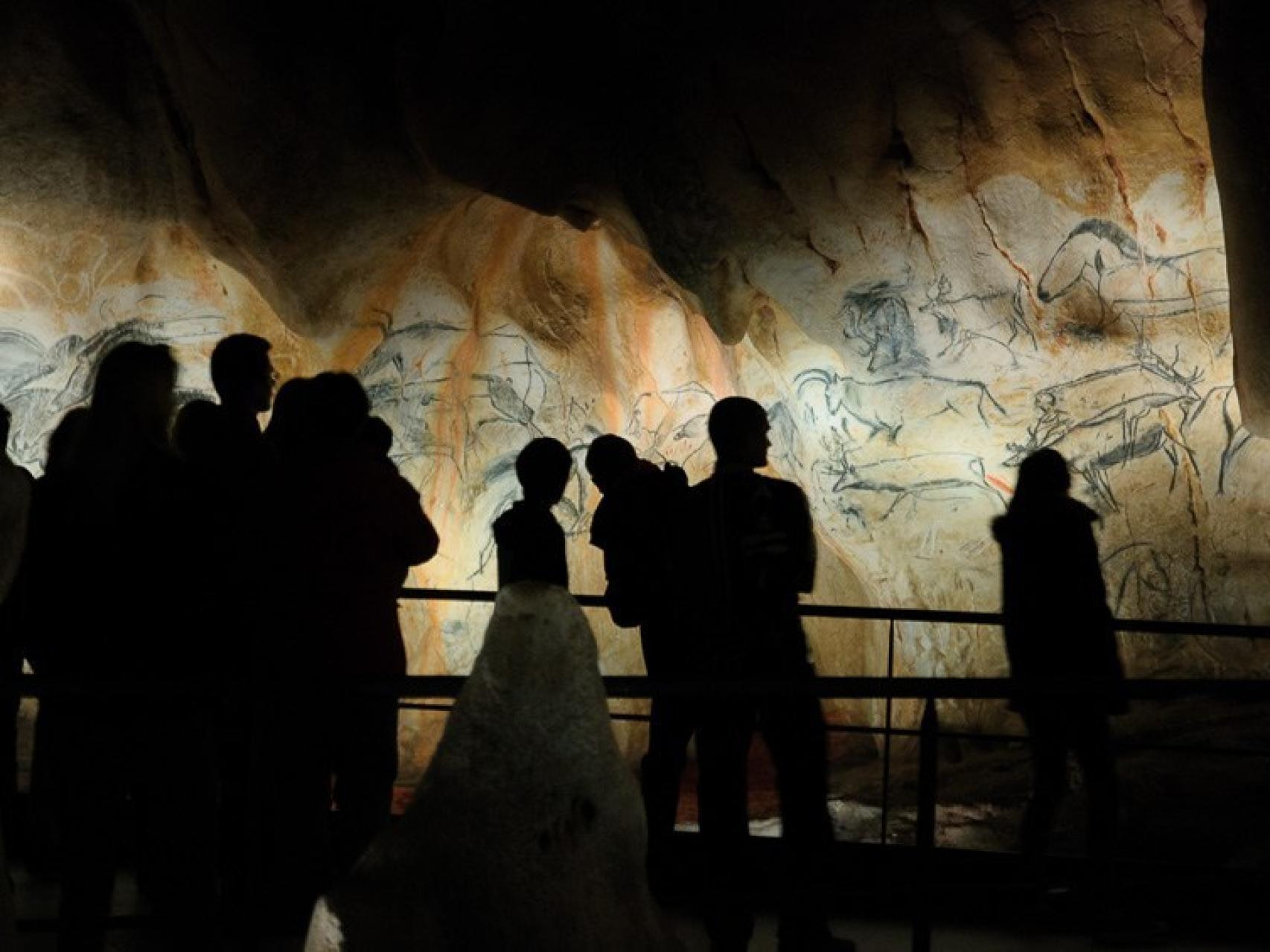 Turistas visitan la cueva de Chauvet o de Pont d'Arc, al sur de Francia, Patrimonio de la Humanidad.