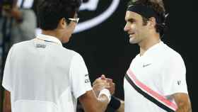 Federer, saludando a Chung tras la retirada.