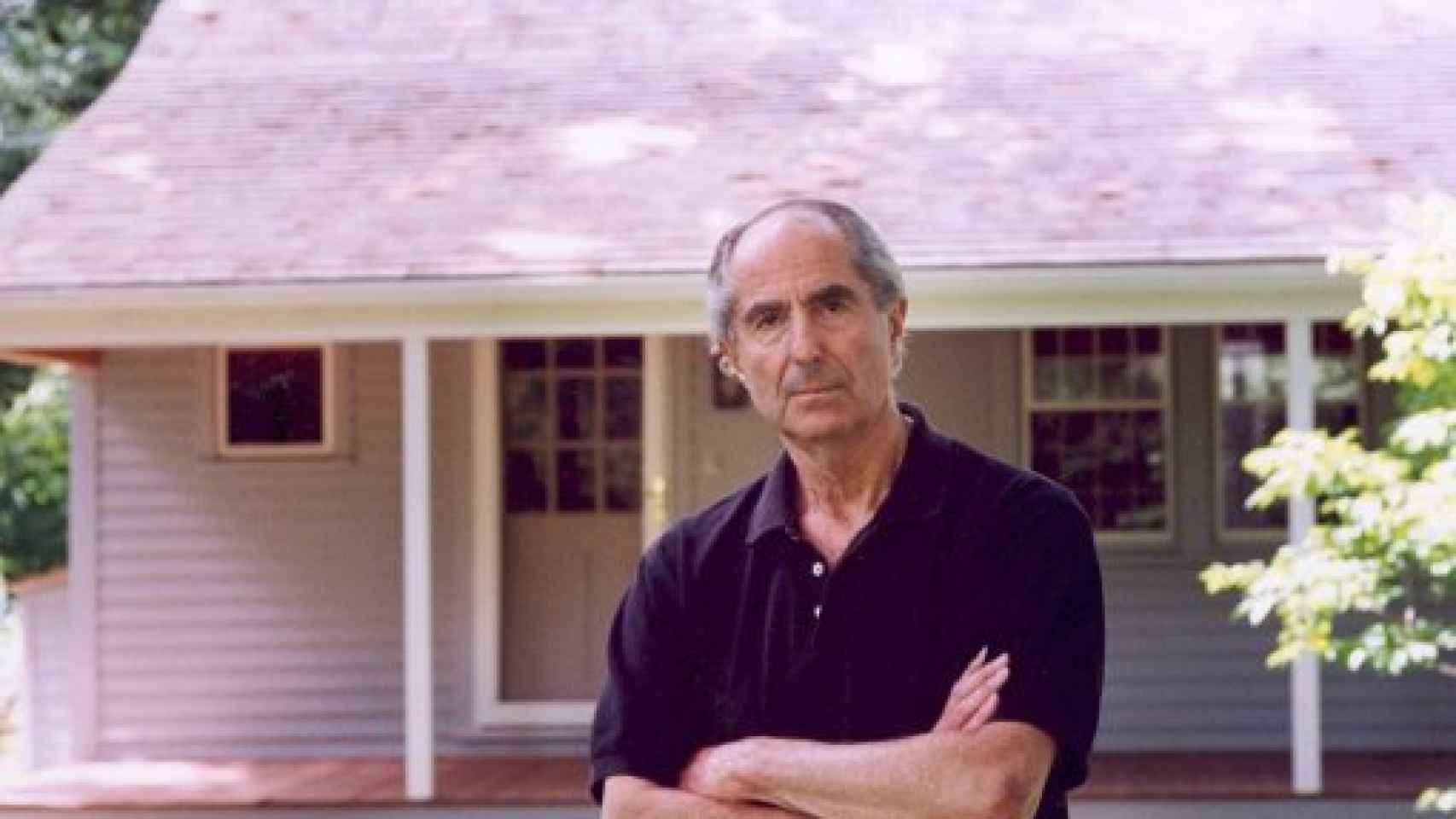 El escritor delante de su casa de verano en Connecticut
