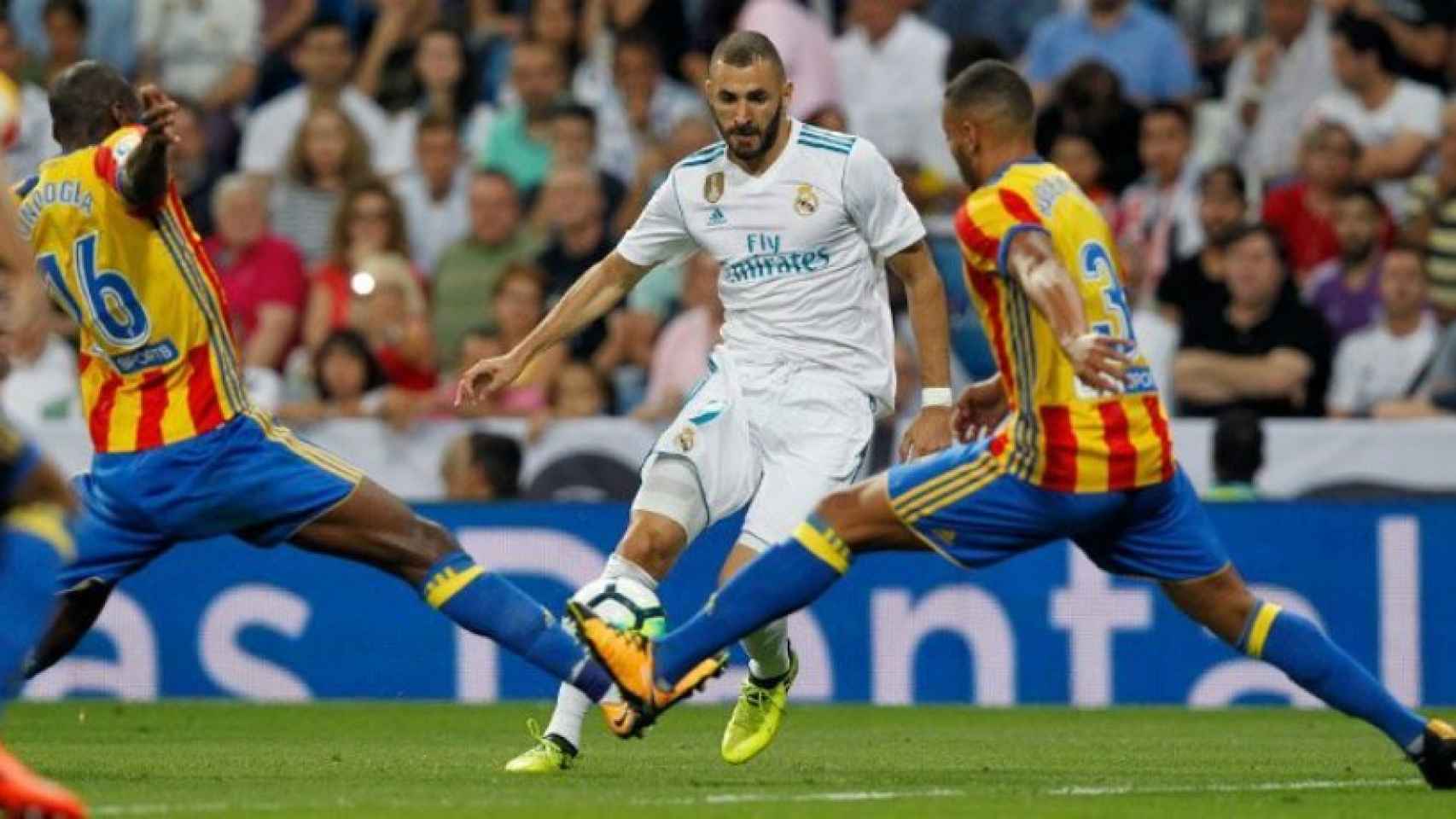 Benzema ante dos defensas del Valencia