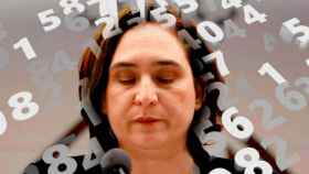 La alcaldesa de Barcelona, Ada Colau, rodeada de números.