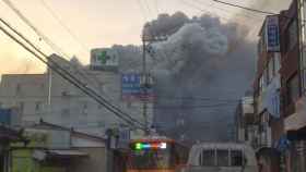 El humo provocado por el incendio en el hospital de Corea del Sur.