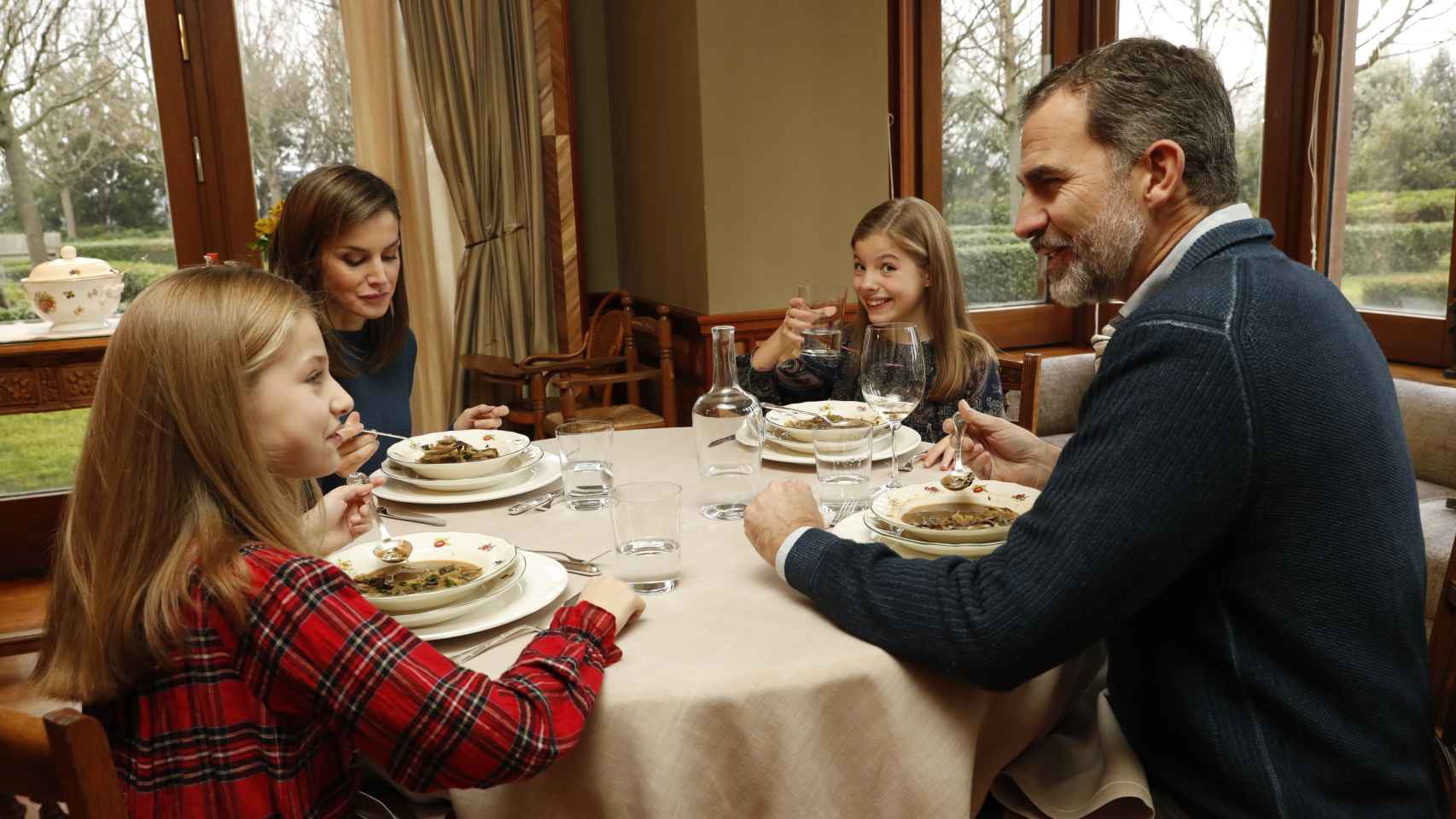 La familia Borbón Ortiz, en el comedor de casa: de comer hay sopita”
