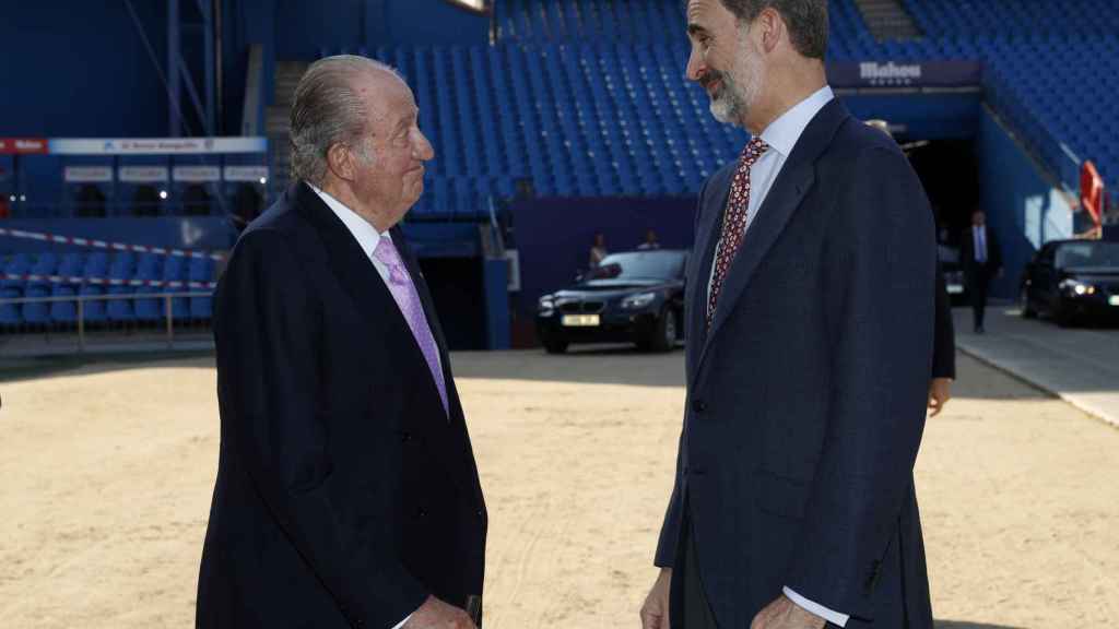 El rey emérito Juan Carlos I y el monarca en el cargo, Felipe VI, se dirigen una mirada cómplice durante la presentación del informe COTEC, que radiografía la situación de la I+D+i española.
