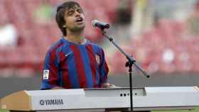 Guix, al piano y cantando el himno del Barça.
