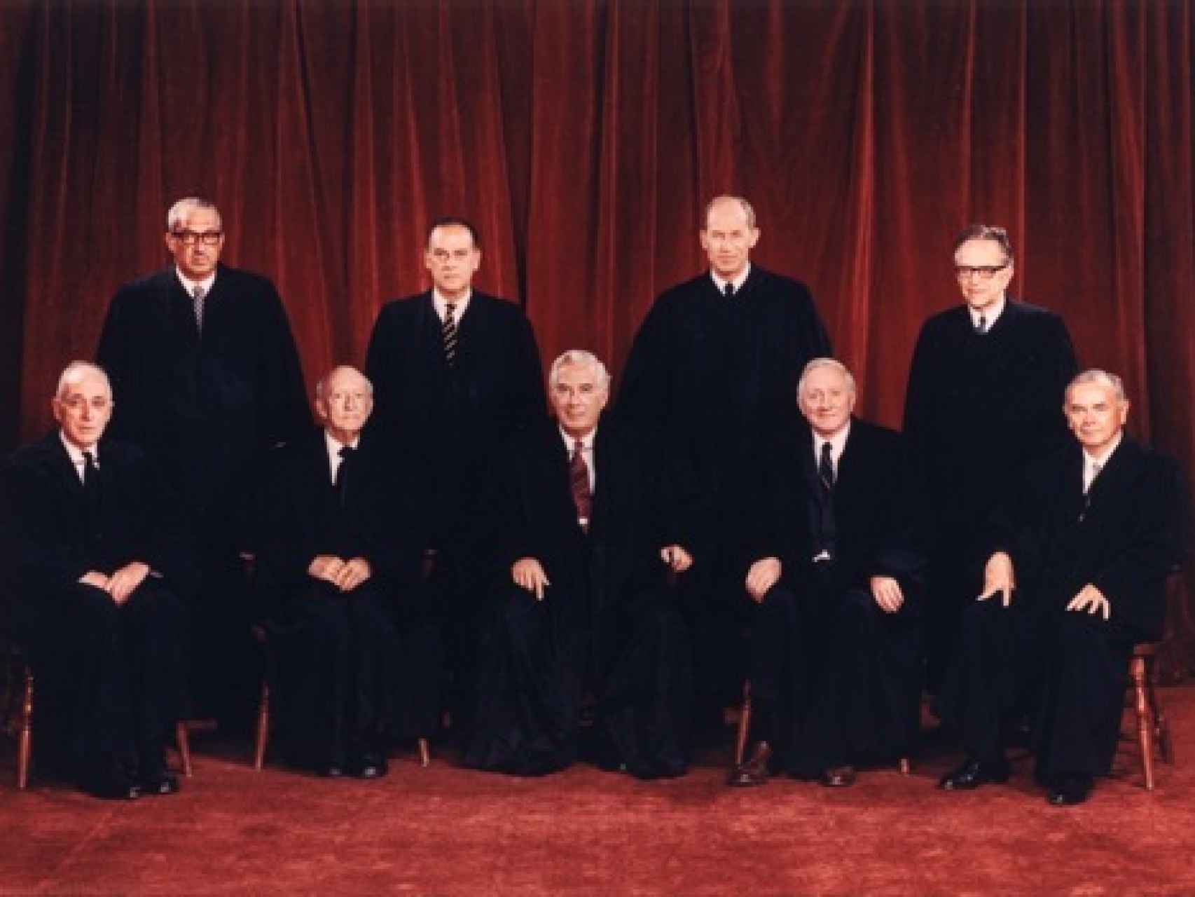 Los miembros del Tribunal Supremo de Estados Unidos en 1971: Hugo L. Black, William O. Douglas, John M. Harlan, William J. Brennan, Jr., Potter Stewart, Byron R. White, Thurgood Marshall, Warren E. Burger, and Harry A. Blackmun.