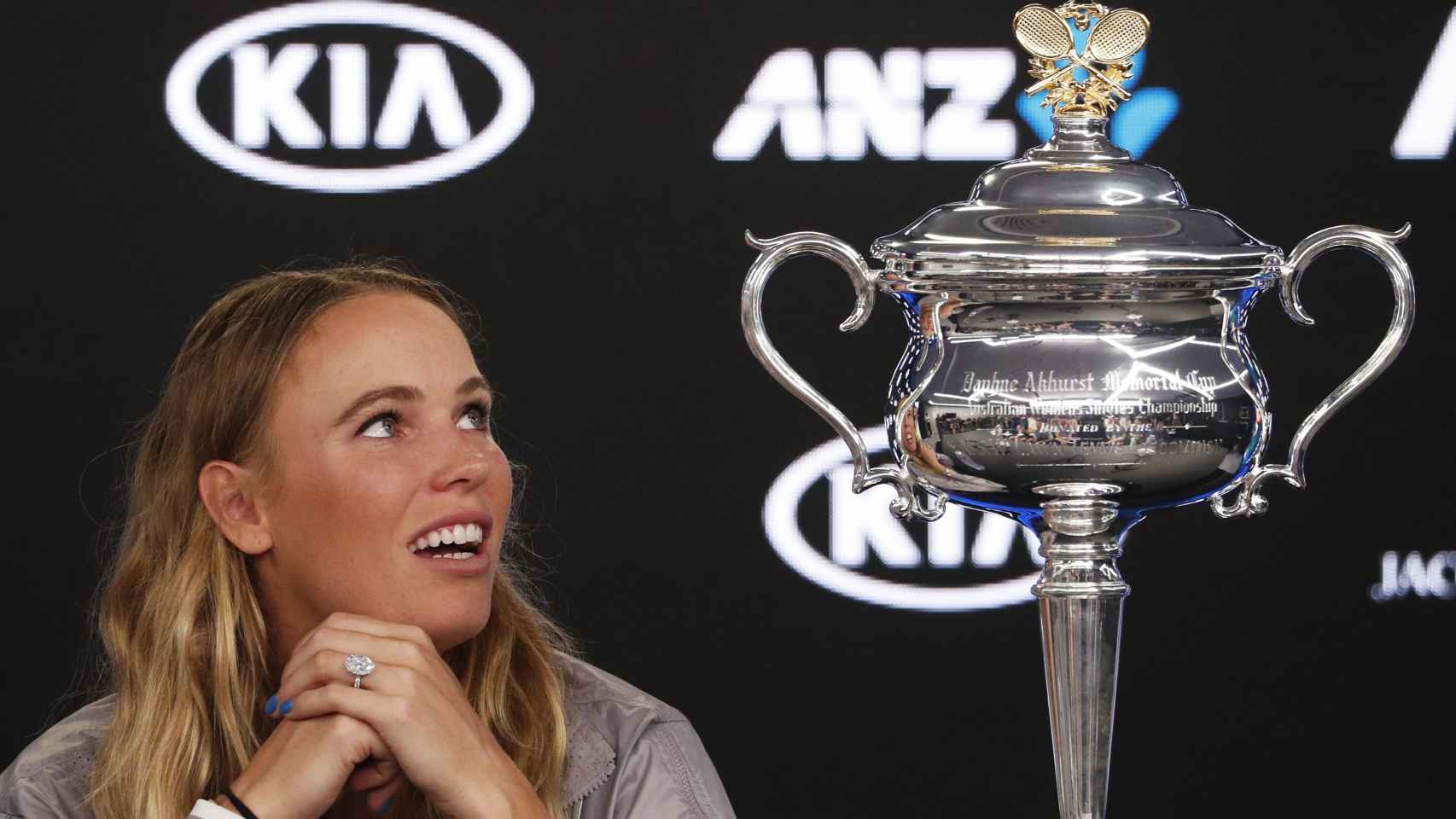 Wozniacki mira embelesada el trofeo de su primer grande.