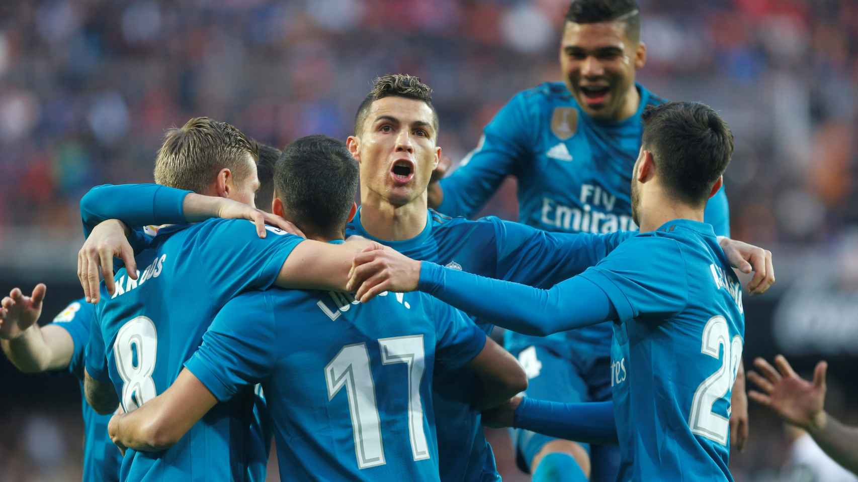 Los jugadores del Real Madrid celebran un gol en Mestalla.