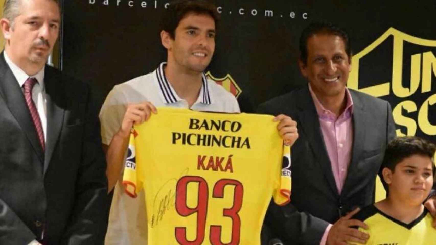 Kaká posa con su camiseta en el Barcelona Guayaquil. Foto: Twitter (@BarcelonaSCweb)