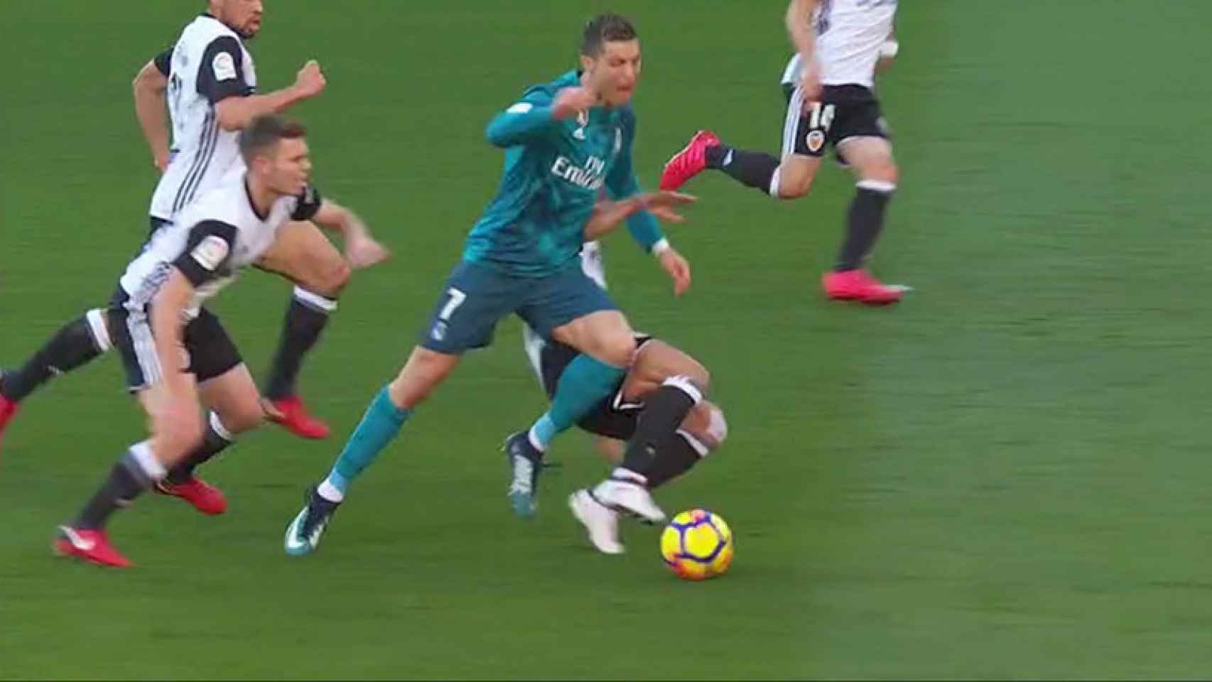 Claro penalti sobre Cristiano en Mestalla