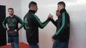 Cristiano saludando a sus compañeros antes del partido contra el Valencia