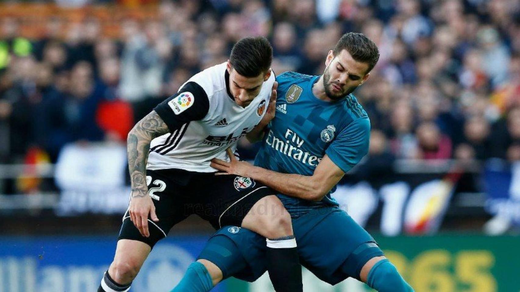 Nacho, contra un jugador del Valencia