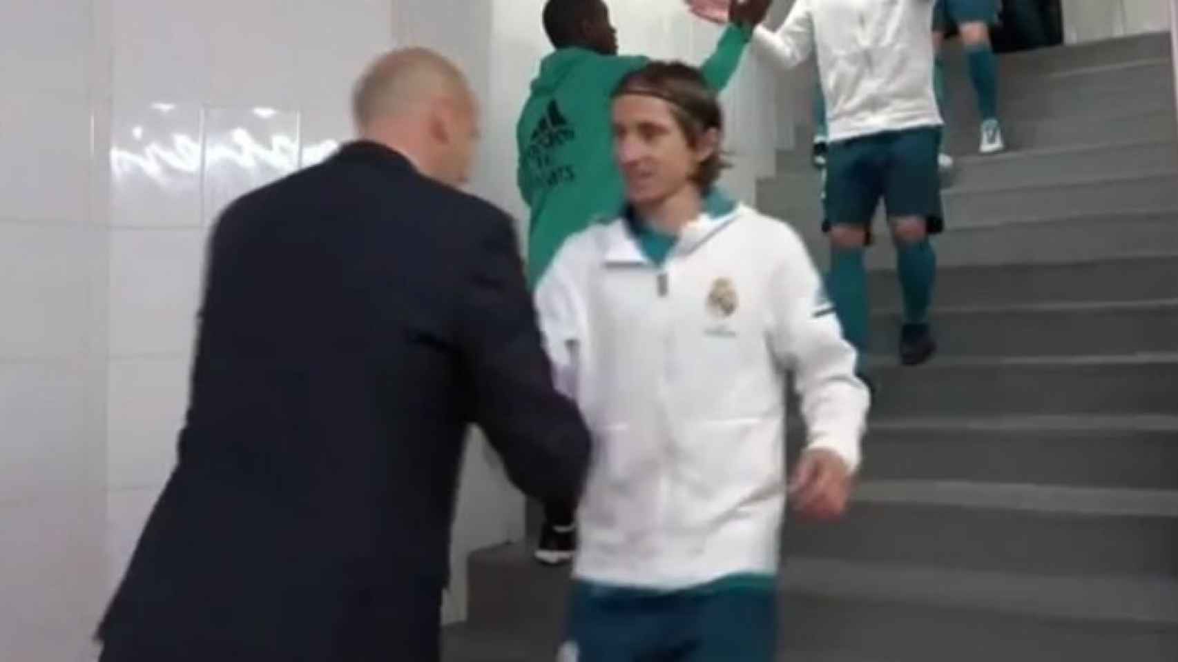 Zidane saluda a sus jugadores antes del encuentro