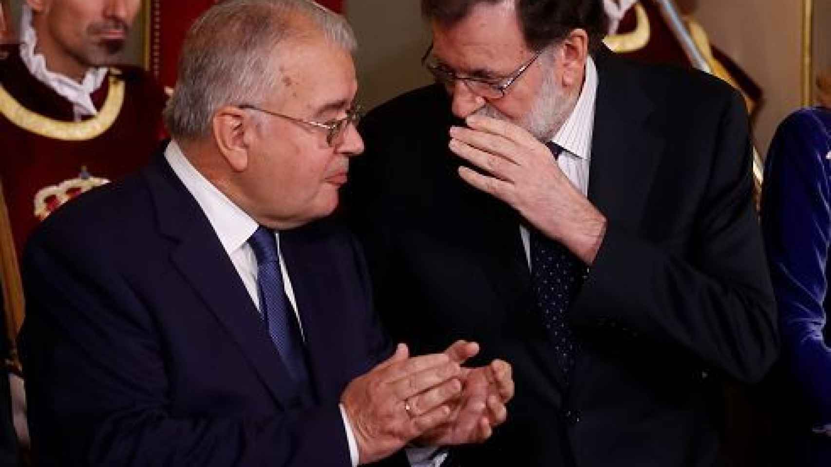 El presidente del Gobierno conversa con González Rivas en un acto oficial./